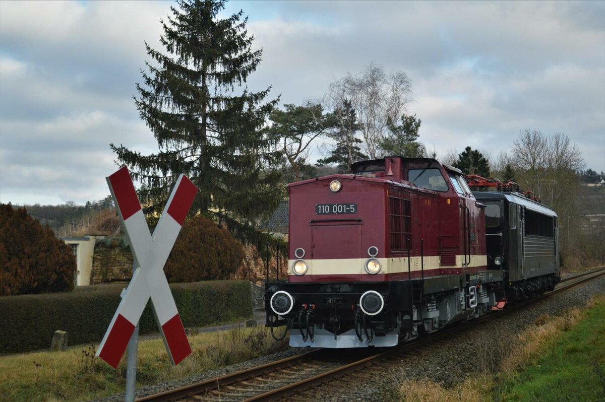 Am 10.12.2021 �berf�hrte die EBS 110 001-5 die frisch lackierte EBS 155 239-7 nach Karsdorf. Hier ist der Lokzug in Balgst�dt unterwegs. (Foto: dampflok015)