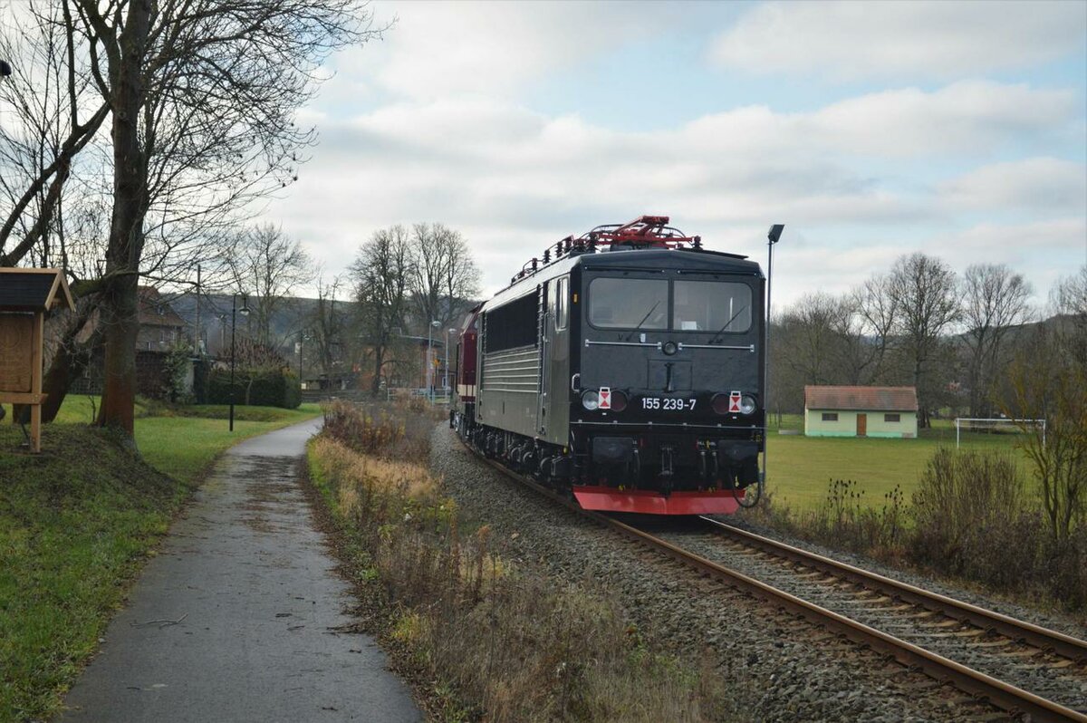 Am 10.12.2021 wurde die frisch lackierte 155 239-7 der EBS von der EBS 110 001-5 nach Karsdorf �berf�hrt. Vermutlich bekommt sie in den n�chsten Tagen ihr finale Beklebung. Hier ist die schwarze Sch�nheit in Balgst�dt zusehen. (Foto: dampflok015)