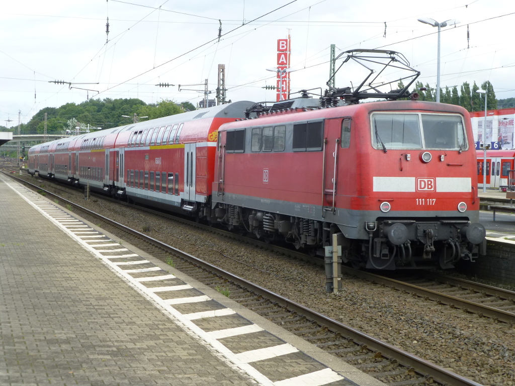 Am 11. August hielt 111 117 mit ihrem RE auf dem Weg nach Schwelm in Wuppertal Oberbarmen.