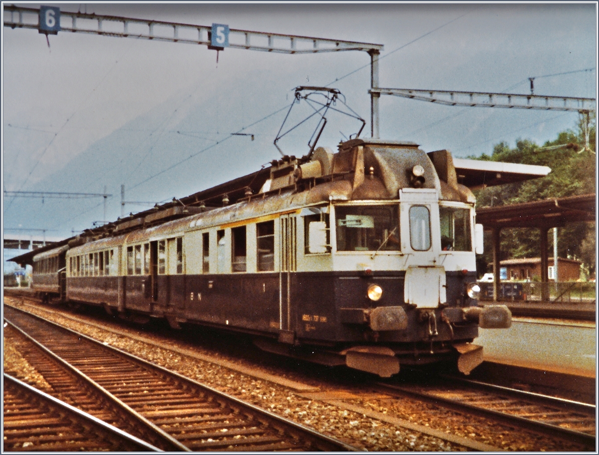 Am 11. JUli 1983 wartet in Interlaken Ost ein BN ABDZe 4/6 mit einem Bi auf die Abfahrt Richtung Spiez. 
(110 Film Analog Bild)