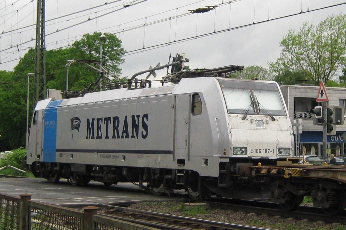 Am 11 Mai 2012 verlässt Metrans 186 187 Emmerich.