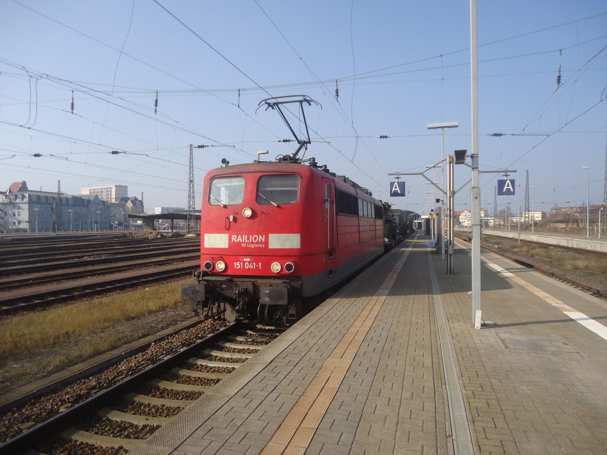 Am 11.03.2014 stand 151 041-1 mit ihrem Militärzug im Hauptbahnhof von Halle. Grund dafür war ein Personalwechsel.