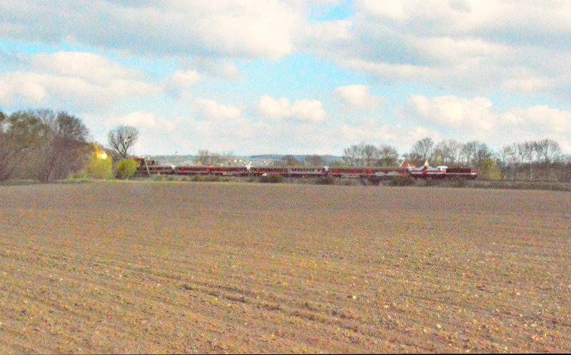 Am 11.04.2019 war die EBS 110 001 zusammen mit der 243 822 und einigen 628er bei Roßbach unterwegs in Richtung Naumburg. (Foto: Thomas Fritzsche)
