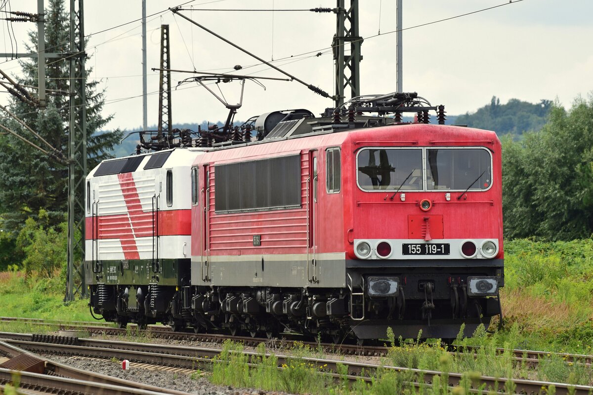 Am 11.08.2021 rangierte die EBS 243 822-4 zusammen mit der EBS 155 119-1 in Naumburg (S) Hbf. (Foto: Dennis Fiedler)