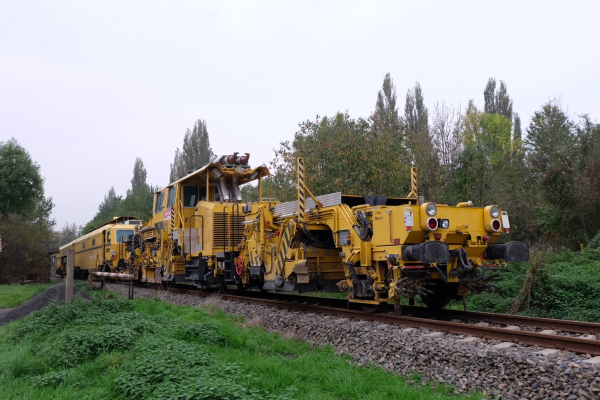 Am 11.10.2014 wurde das Unstrutbahngleis zwischen Laucha (km 14,5) und Kirchscheidungen nachgestopft. Im Einsatz war eine Stopfmaschine der DB Bahnbau Gruppe. Da aber gleichzeitig Bauarbeiten am Bahn�bergang zwischen Laucha und Kirchscheidungen stattfanden, steht sie hier auf dem Bild abgestellt bei km 14,5 in H�he des fr�heren Posten 6a in Laucha. (Foto: Heiko Kern)