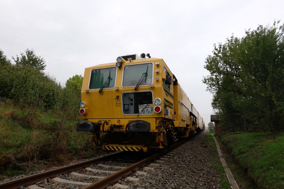 Am 11.10.2014 wurde das Unstrutbahngleis zwischen Laucha (km 14,5) und Kirchscheidungen nachgestopft. Im Einsatz war eine Stopfmaschine der DB Bahnbau Gruppe. Da aber gleichzeitig Bauarbeiten am Bahn�bergang zwischen Laucha und Kirchscheidungen stattfanden, steht sie hier auf dem Bild abgestellt bei km 14,5 in H�he des fr�heren Posten 6a in Laucha. (Foto: Heiko Kern)