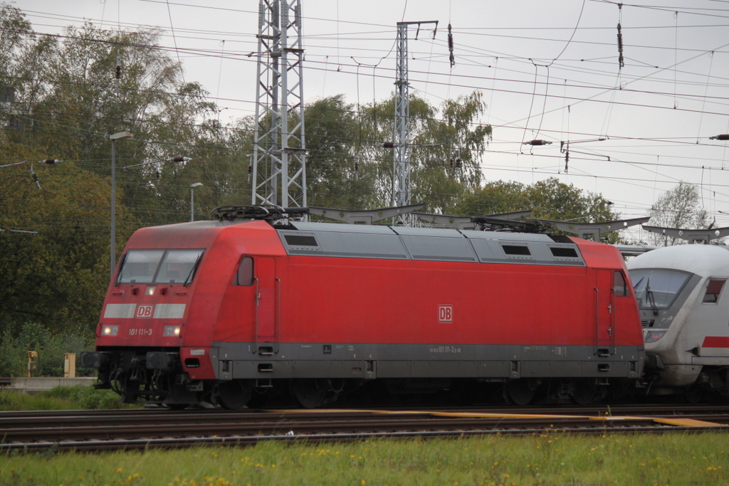 am 11.10.2019 stand 101 111-3 mit IC 2213 von Ostseebad Binz nach Stuttgart 
Hbf abgebügelt im Rostocker Hbf.