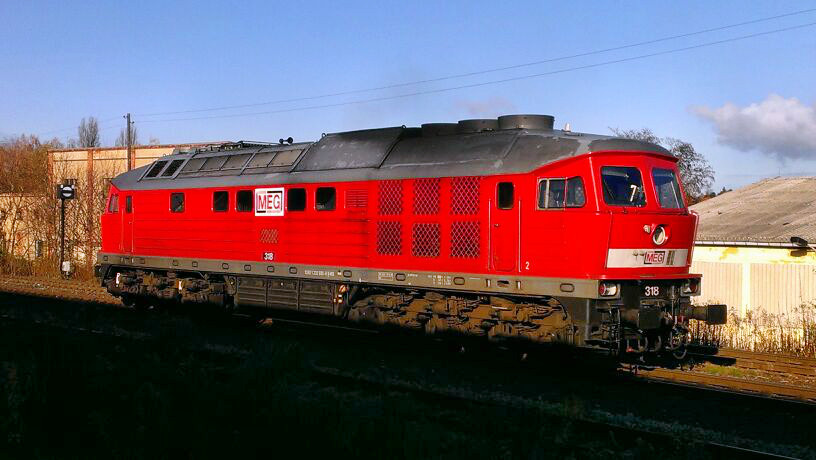 Am 11.11.2013 war MEG 318 (92 80 1232 690-8 D-MEG) auf der Durchreisein Zeitz. Nach Kreuzungshalt mit der  ELSTER SAALE BAHN  brummte die  Ludmilla  weiter Richtung Gera. (Foto: Holzeisenbahner)