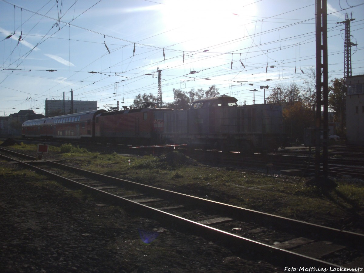 Am 1.11.14 zog die Hybrid V100  Ost  eine 143er mit ihrem Zug aus dem Bahnhof Halle (Saale) Hbf in Richtung Werkstatt raus