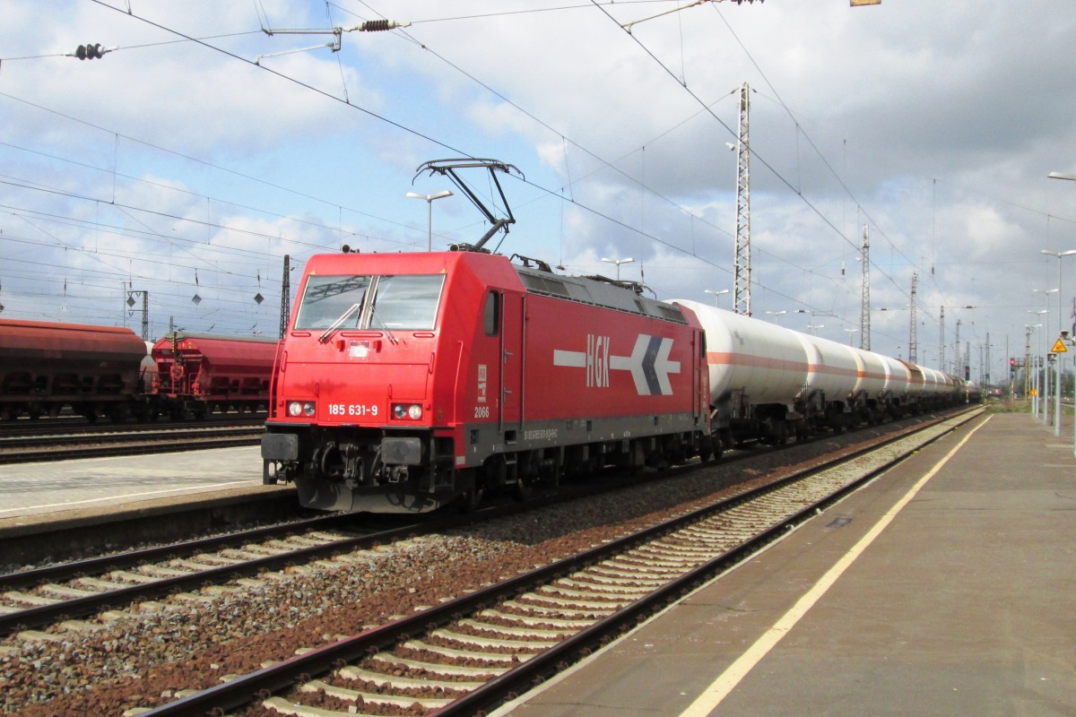 Am 12 April 2014 pausiert HGK 185 631 in Grosskorbetha.