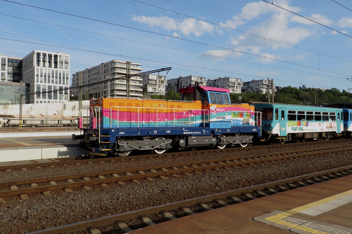 Am 12 Juni 2022 knttert 712 217 mit der Leergarnitur von der Cyklohrady aus Praha hl.n. aus.