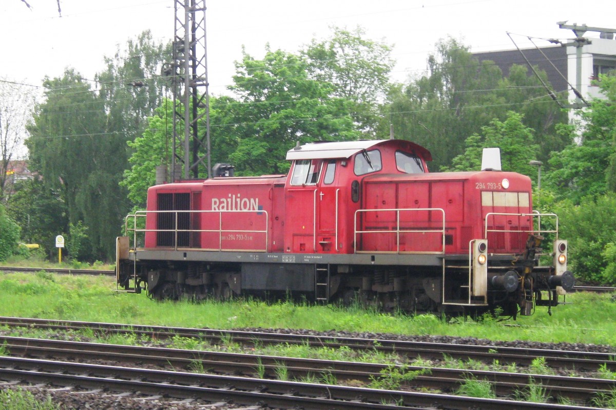 Am 12 Mai 2012 durchfahrt 294 793 solo Oberhausen Osterfeld Süd.