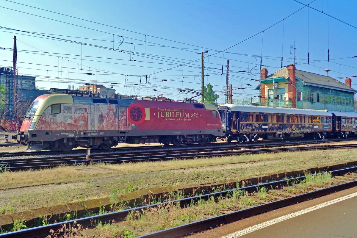 Am 12 Mai 2018 steht -leider ins gegenlicht- der VSOE mit 470 004 in Budapest Nyugati abgestellt. Der VSOE wird eine halbe Stunde später abfahren und über Wien Hbf, München, NÜrnberg, Stüttgart, Strasbourg und Paris Est nach Calais fahren. Der Hungarentaurus bleibt jedoch nür bis Wien Hbf vor den Zug.