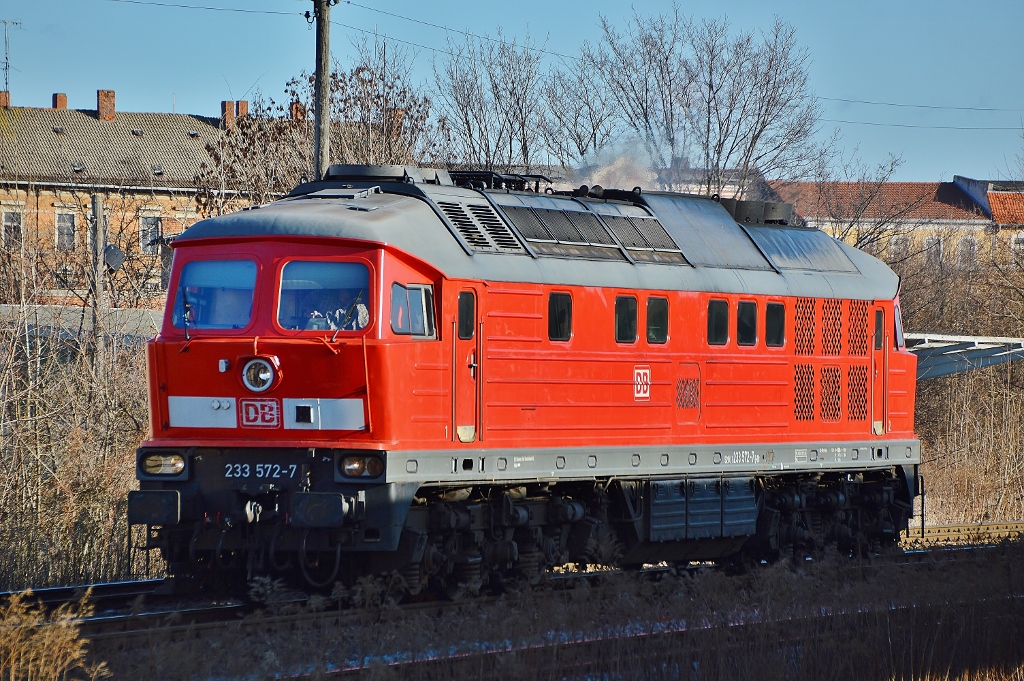 Am 12.01.2014 wartete die DB 233 572-7 in Zeitz auf Ausfahrt. Die russische Lady war auf dem Weg nach Saalfeld. Leider blieb sie mit einem technischen Defekt in P��neck liegen und wurde mit DB eigenem Abschleppdienst in Form von 261 011 nach Saalfeld geschleppt.