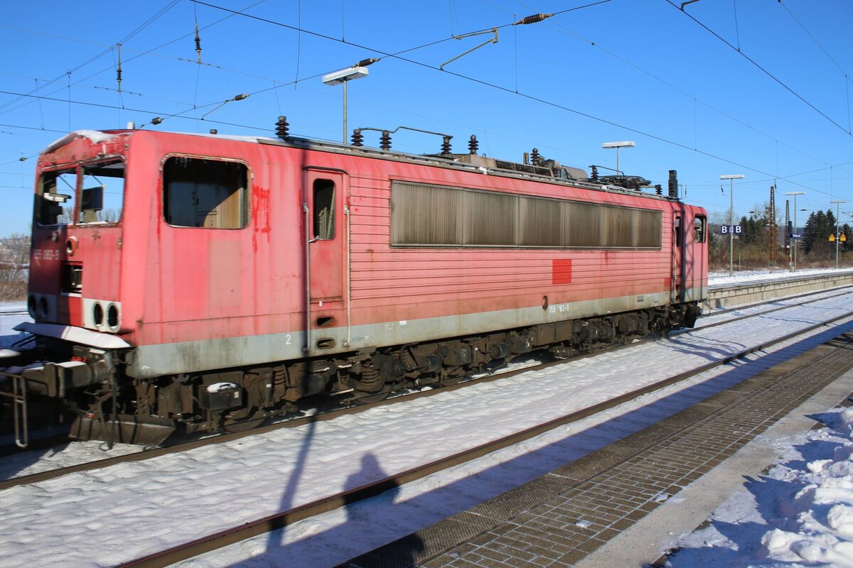 Am 12.01.2026 wurde die Railpool 155 083-9 im DGS 55467 vom Leipzig Engelsdorf zum verschrotten nach Opladen überführt und ist hier in Naumburg (S) Hbf zusehen. (Foto: Jochen Steinmetz)