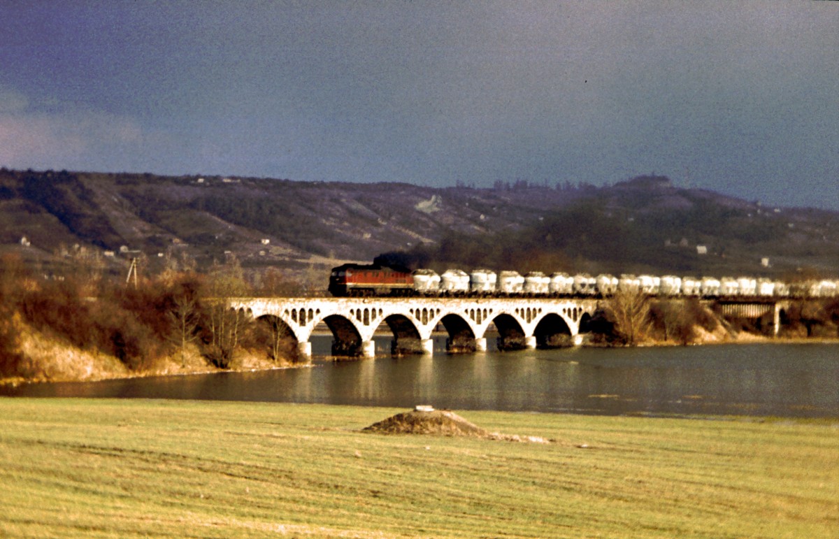 Am 12.02.1981 zog diese V300 den Dg 583100 von Wilkau-Ha�lau zum Zementwerk Karsdorf �ber das Unstruthochwasserviadukt bei Kirchscheidungen. (Foto: Klaus Pollm�cher)