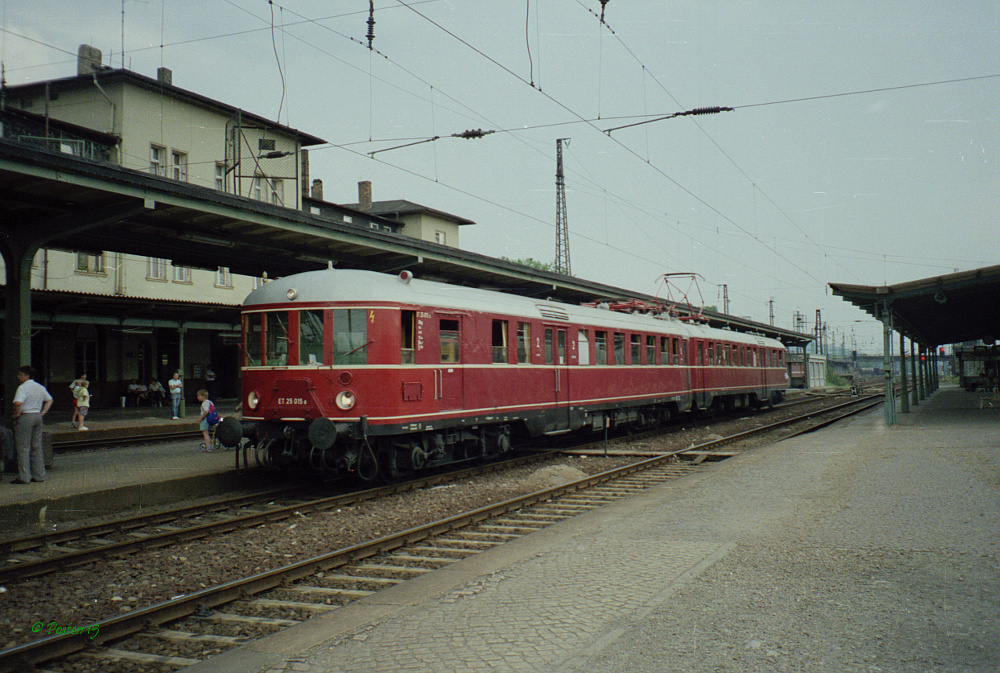 Am 12.07.1991 machte der ET 25 015 der BSW Gruppe Haltingen Halt in Naumburg. Er war auf Studienfahrt der Gesellschaft für Eisenbahngeschichte von München Hbf nach Halle (S) Hbf unterwegs. Weitere Infos zur Fahrt: http://kuerzer.de/ePcIaZxtv (Foto: posten 15) 