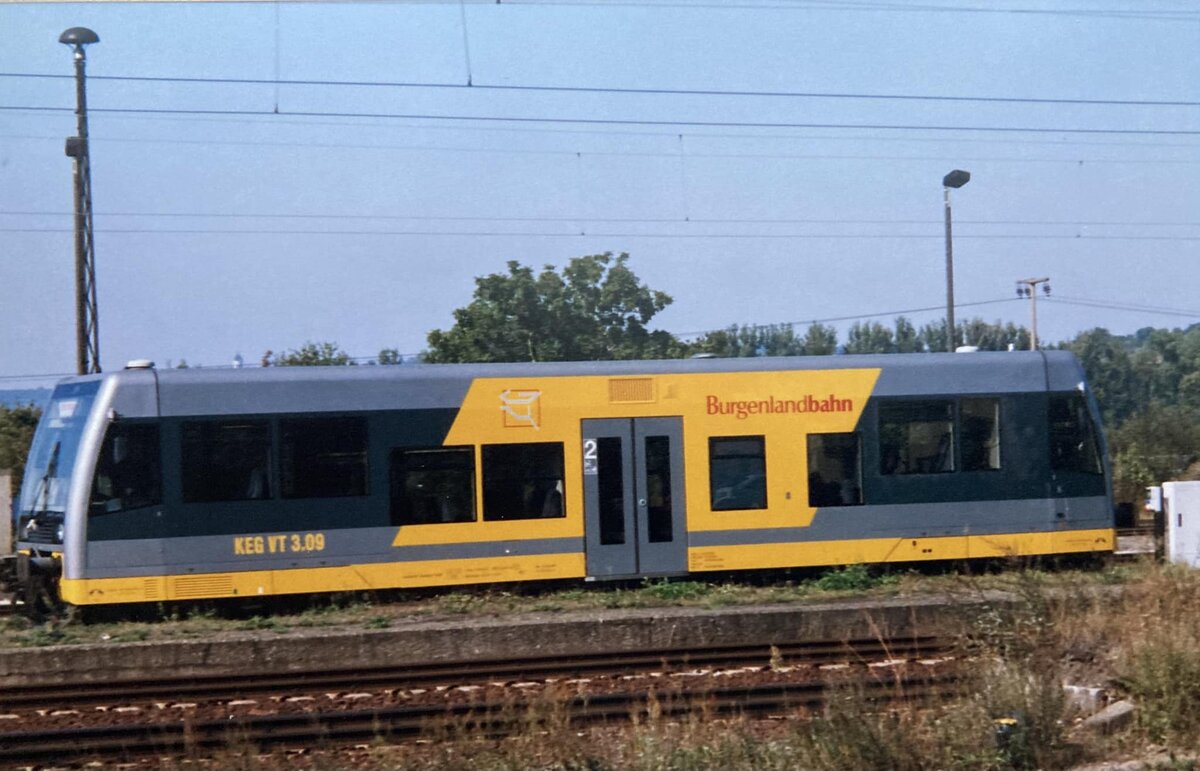 Am 12.09.1999 pausierte der KEG VT 3.09 in Naumburg (S) Hbf. (Foto: Bodo Zorn)