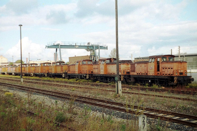 Am 12.10.1997 traff dieser Schrottlokzug aus Nossen in Naumburg Ost ein. Zu sehen sind ehemalige Loks der GB Traktion Dresden in Form von DB 346 290, 346 350, 346 364,346 411, 346 362,346 960, 346 998, 346 338, 346 329 und 346 352. Danach kam er �ber ein Anschlu�gleis in das ehemalige Heereszeugamt (zu DDR Zeiten sowjetische Kaserne), wo die Loks anschlie�end von einer Schrottfirma zerlegt wurden. (Foto: Roland Reimer)