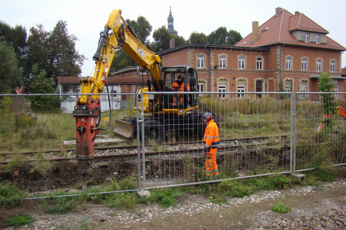 Am 12.10.2015 wurde mit dem teilweisen Abriss und der Sanierung des Lauchaer Bahnhofstunnel begonnen. Damit verliert die Unstrutbahn ihre einzigste Bahnhofsunterf�hrung. Der Bereich zwischen den Bahnsteigen und der Altstadt wird zugesch�ttet. Von dort aus erreicht man jetzt schon die Bahnsteige ebenerdig �ber die Bahn-Bus-Schnittstelle. Zuk�nftig kann man nur noch vom Wohngebiet Stadtfeld her die Bahnsteige durch die Unterf�hrung erreichen; 13.10.2015 (Foto: G�nther G�bel)