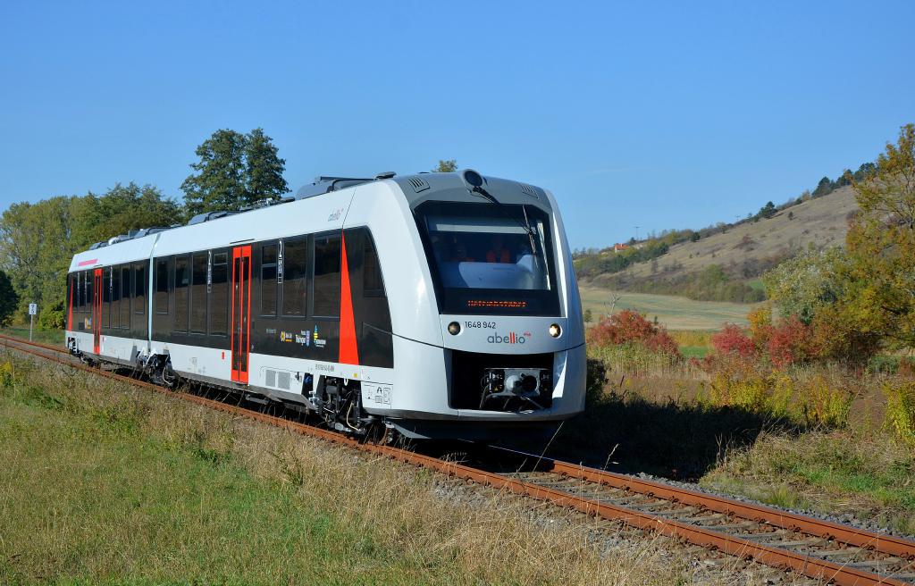 Am 12.10.2018 fanden Ausbildungsfahrten vom neuen Betreiber Abellio Rail Mitteldeutschland auf der Unstrutbahn statt. An dem Tag konnte zum erstenmal der neue Triebwagen vom Typ Coradia-Lint 41.2 auf der Unstrutbahn fotografiert werden. Diese Triebwagen sind ab dem 09.12.2018 täglich auf der Unstrutbahn im Einsatz.
abellio 1648 942 als DLr-G 74457 von Karsdorf nach Naumburg Ost, am 12.10.2018 in Balgstädt. (Foto: dampflok015)