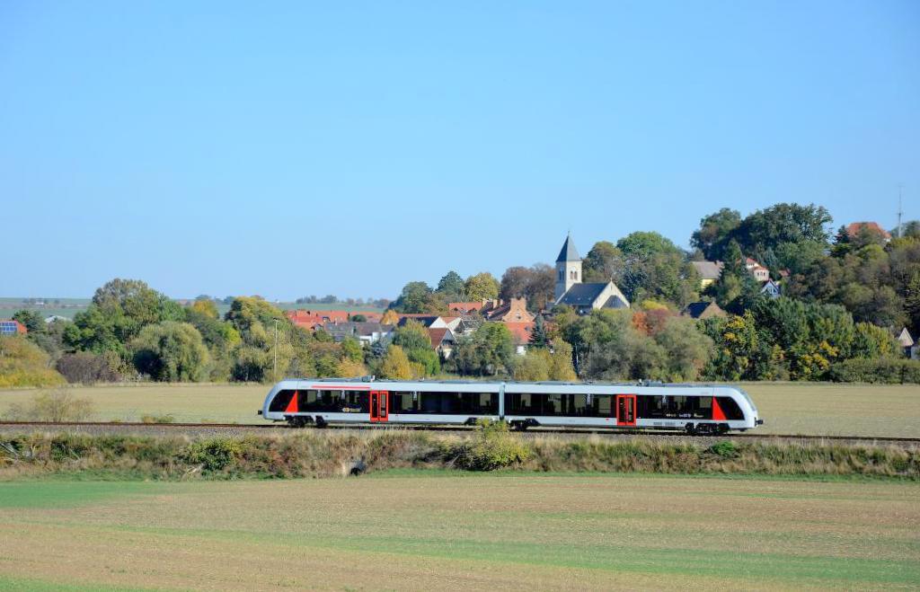 Am 12.10.2018 fanden Ausbildungsfahrten vom neuen Betreiber Abellio Rail Mitteldeutschland auf der Unstrutbahn statt. An dem Tag konnte zum erstenmal der neue Triebwagen vom Typ Coradia-Lint 41.2 auf der Unstrutbahn fotografiert werden. Diese Triebwagen sind seit dem 09.12.2018 täglich auf der Unstrutbahn im Einsatz. abellio 1648 942 als DLr-G 74457 von Karsdorf nach Naumburg Ost, am 12.10.2018 bei Kleinjena. (Foto: dampflok015)