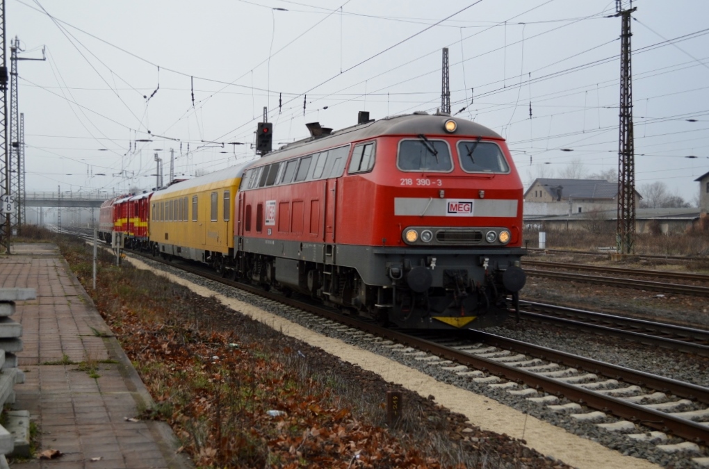 Am 12.12.2013 durchfuhr die MEG 304 mit Messwagen und der MEG 302 am Schluss den Naumburger Hauptbahnhof in Richtung Gro�korbetha. Die zwei im Zugverband eingestellten Wagen geh�ren zum neuen Hilfszug der MEG. Der Ger�tewagen und der Aggregatwagen wurden in Weimar lackiert.