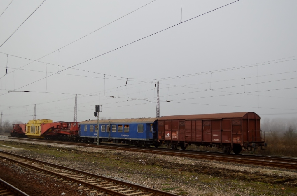 Am 12.12.2013 war dieser Trafotransport von N�rnberg nach Halle (S) Rbf und weiter nach Queis in Naumburg Hbf abgestellt. Laut Plan sollte der Transport am 13.12.2013 gegen 2 Uhr weiter fahren. Er stand aber am 14.12.2013 abends immer noch in Naumburg. Der Transport bestand aus dem Tragschnabelwagen D-NCS 996 4 900-6 Uaai, dem L�-Begleitwagen D-NCS 5580 99 46002-1 und dem Ger�tewagen D-NCS 1555434-5.



