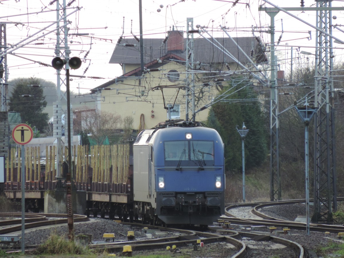 Am 12.12.2015 fuhr die 183 500 der MGW mit einem Holzzug durch Bad Kleinen