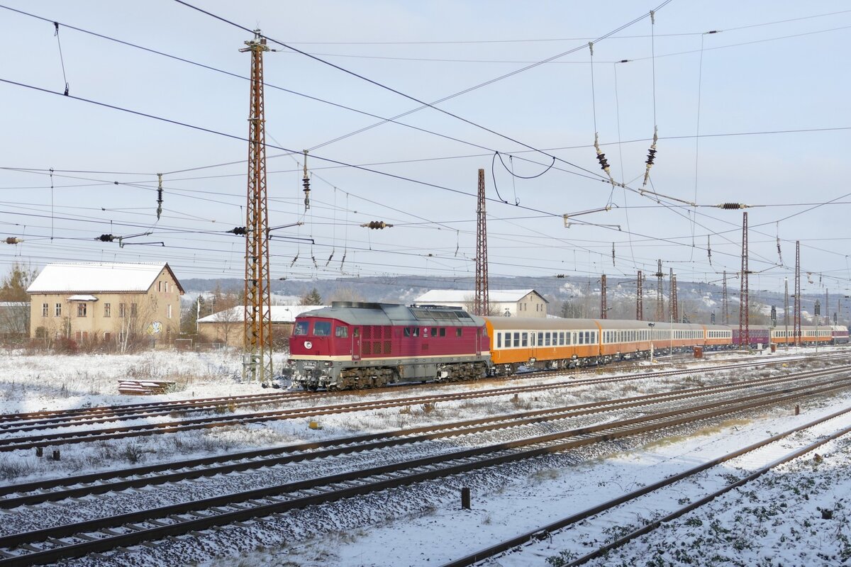 Am 12.12.2022 �berf�hrte die EBS 132 334-4 den EBS-Wagenpark von Erfurt nach Karsdorf und ist hier bei der Ausfahrt in Naumburg (S) Hbf zu sehen. Am Zugschluss h�ngt die EBS 118 719-4. (Foto: Wolfgang Krolop)