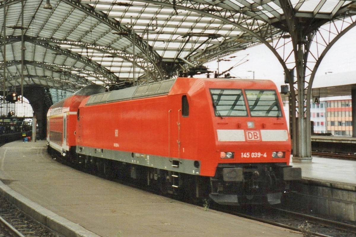 Am 13 April 2000 hlt 145 039 in Kln Hbf.