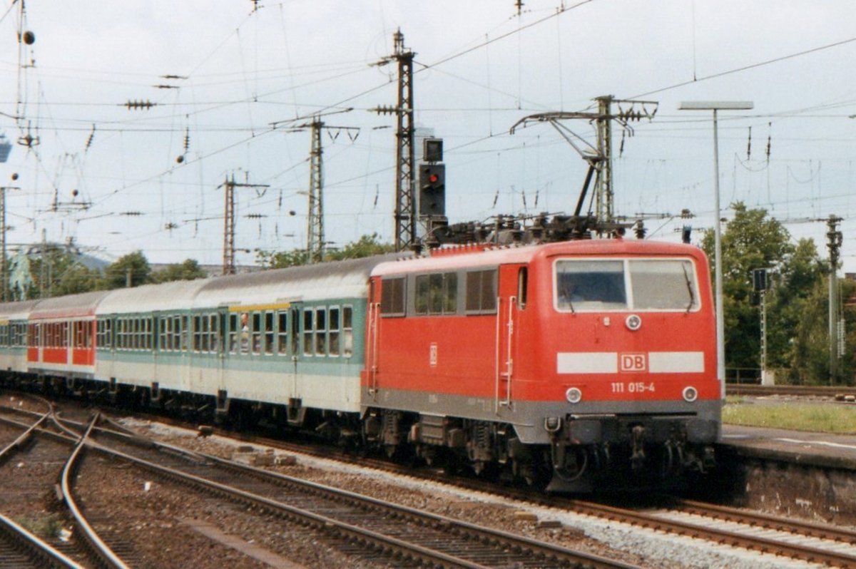 Am 13 April 2000 schiebt 111 015 ein RB aus Kln Deutz.