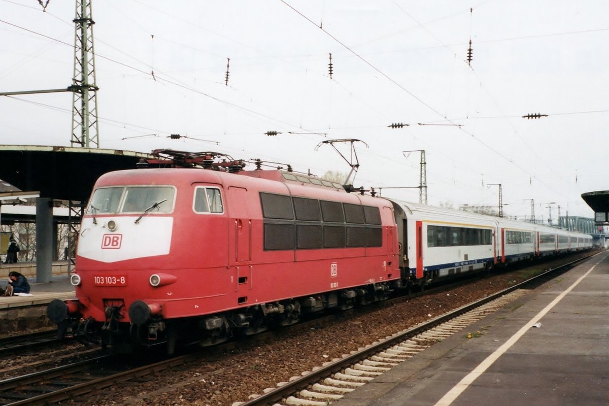 Am 13 April 2001 durchfahrt 103 103 mit Belgische I-11 Wagen Köln Deutz. 