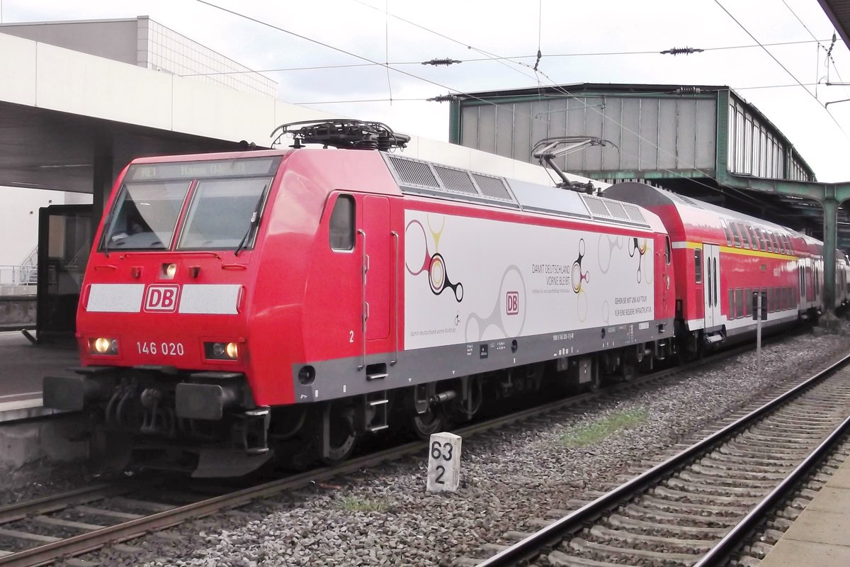 Am 13 April 2014 steht 146 020 in Duisburg Hbf. 