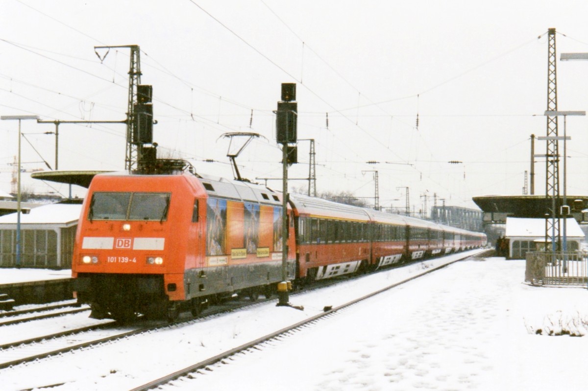 Am 13. Jnner 2000 durchfahrt Werbelok 101 139 Kln-Deutz.