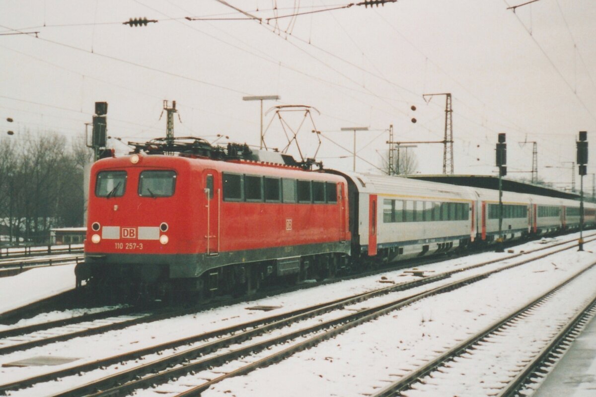 Am 13 Jänner 2000 zieht 110 257 ein Belgischen Internationalzug durch Köln-Deutz.