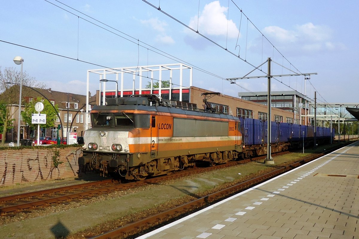 Am 13 Mrz 2012 steht LOCON 9902 mit ein Mllzug in Boxtel und wartet die Passage einer ICs ab.