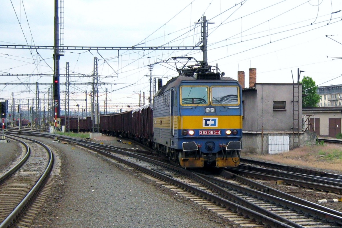 AM 13 Mai 2012 verlässt 363 065 Praha-Liben nach Kolin.