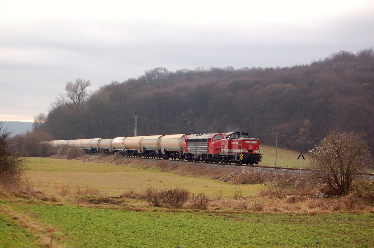 Am 13.01.2014 bespannten die 345 250-5 vom Fahrzeugwerk Karsdorf und die 1131 der Erfurter Bahnservice einen leeren Kesselwagenzug nach Karsdorf, hier zu sehen bei Kleinjena. (Foto: dampflok015)