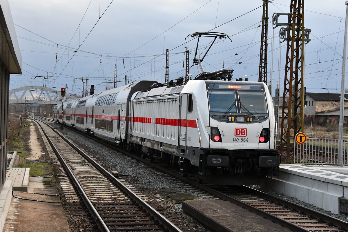 Am 13.03.2020 schob die DB 147 564 eine leere IC2-Garnitur in Naumburg Hbf in Richtung Bad Kösen. (Foto: Mario Fliege)