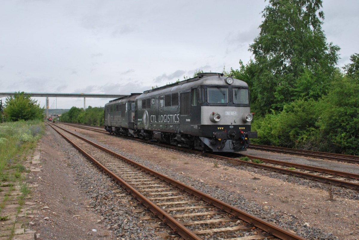 Am 13.07.2012 wurden die beiden CTL Loks 252 021-1 + 252 022-9 zur EBS nach Karsdorf gebracht und warten in Karsdorf Bbf auf die Einfahrt in die Anschlussbahn. (Foto: Mario Fliege)