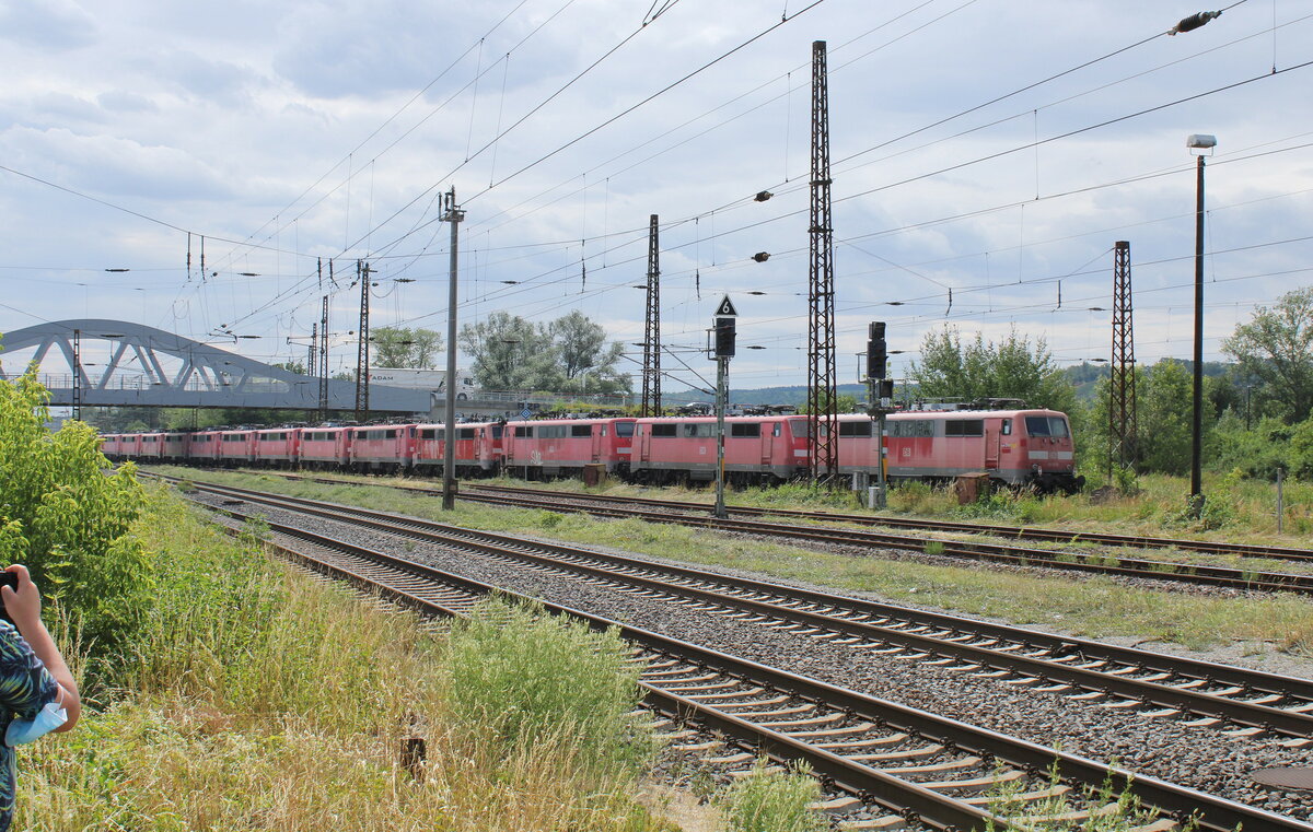 Am 13.07.2022 zog die EBS 132 334-4 von Karsdorf bis Erfurt Gbf einen Lokzug mit DB 120 126, 120 122, 120 137 + 111 175, 111 151, 111 134, 111 098, 111 162, 111 133, 111 164, 111 083, 111 166, 111 141, 111 104, 111 081, 111 167 und 111 078. Ziel der Loks war Opladen. Hier zusehen bei der Ausfahrt in Naumburg (S) Hbf.