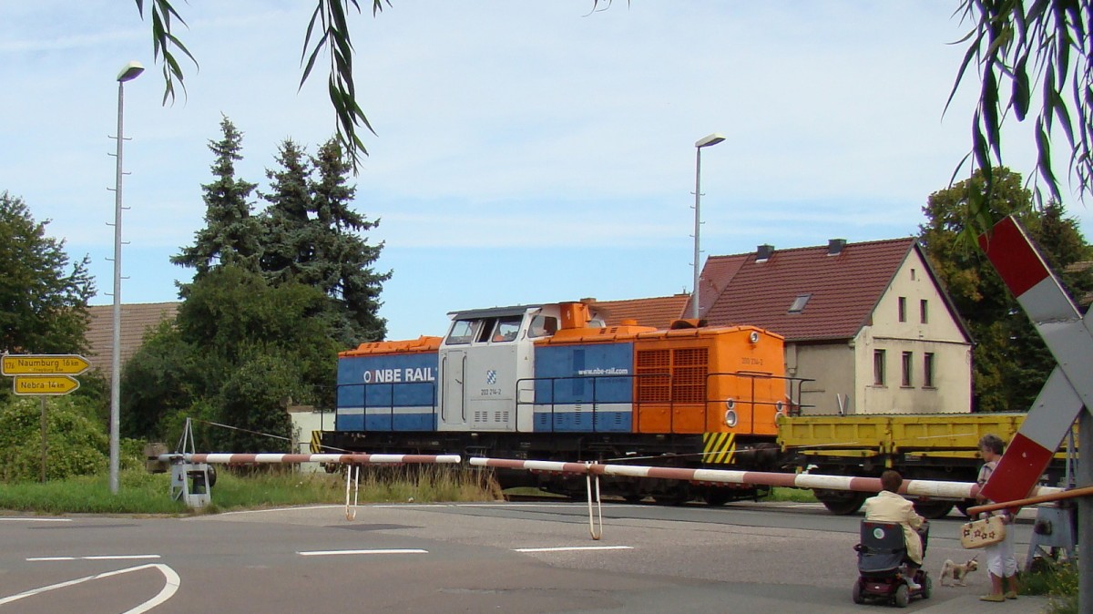 Am 13.08.2014 war zum erstenmal die NBE RAIL 203 214-2 zu Gast auf der Unstrutbahn. Sie brachte gelbe Flachwagen ins Fahrzeugwerk Karsdorf. G�nther G�bel fotografierte am Bahn�bergang in Laucha.