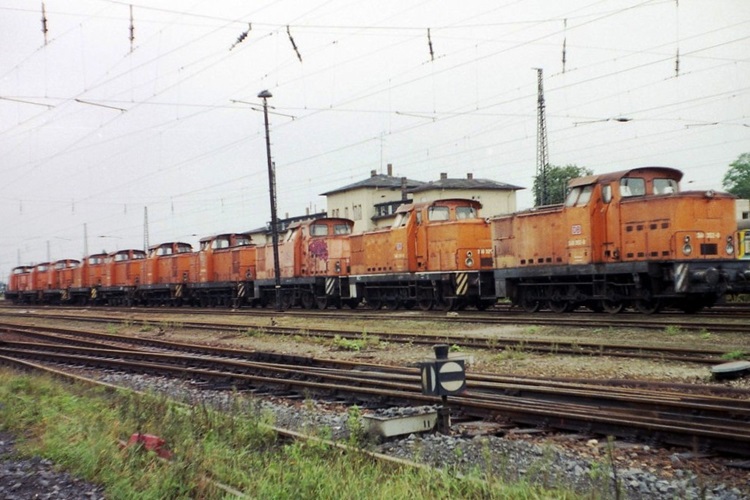 Am 13.09.1997 traff dieser Schrottlokzug bestehend aus der DB 346 352, 346 329, 346 338, 346 998, 346 960, 346 362, 346 411, 346 364, 346 350 und der 346 290 aus Nossen in Naumburg Hbf ein. Danach wurde er nach Naumburg Ost �berf�hrt und kam �ber ein Anschlu�gleis in das ehemalige Heereszeugamt (zu DDR Zeiten sowjetische Kaserne), wo die Loks anschlie�end von einer Schrottfirma zerlegt wurden. (Foto: Roland Reimer)