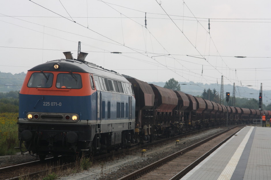 Am 13.09.2013 fanden zwischen Naumburg und Gro�heringen Bauarbeiten statt. Dazu war NBE 225 071-0 mit einem Gleisbauzug im Einsatz. (Foto: Alex Huber)