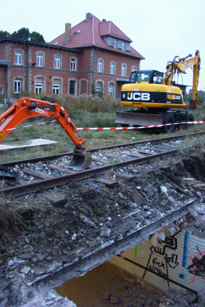 Am 13.10.2015 dokumentierte G�nther G�bel die teilweise Zusch�ttung der Lauchaer Bahnhofsunterf�hrung. Zuk�nftig wird der mittlere Teil nicht mehr begehbar sein.