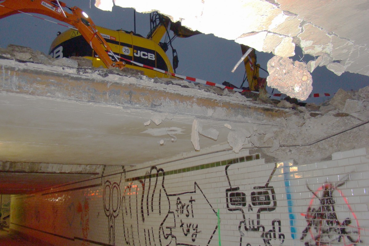 Am 13.10.2015 dokumentierte G�nther G�bel die teilweise Zusch�ttung der Lauchaer Bahnhofsunterf�hrung. Zuk�nftig wird der mittlere Teil nicht mehr begehbar sein.