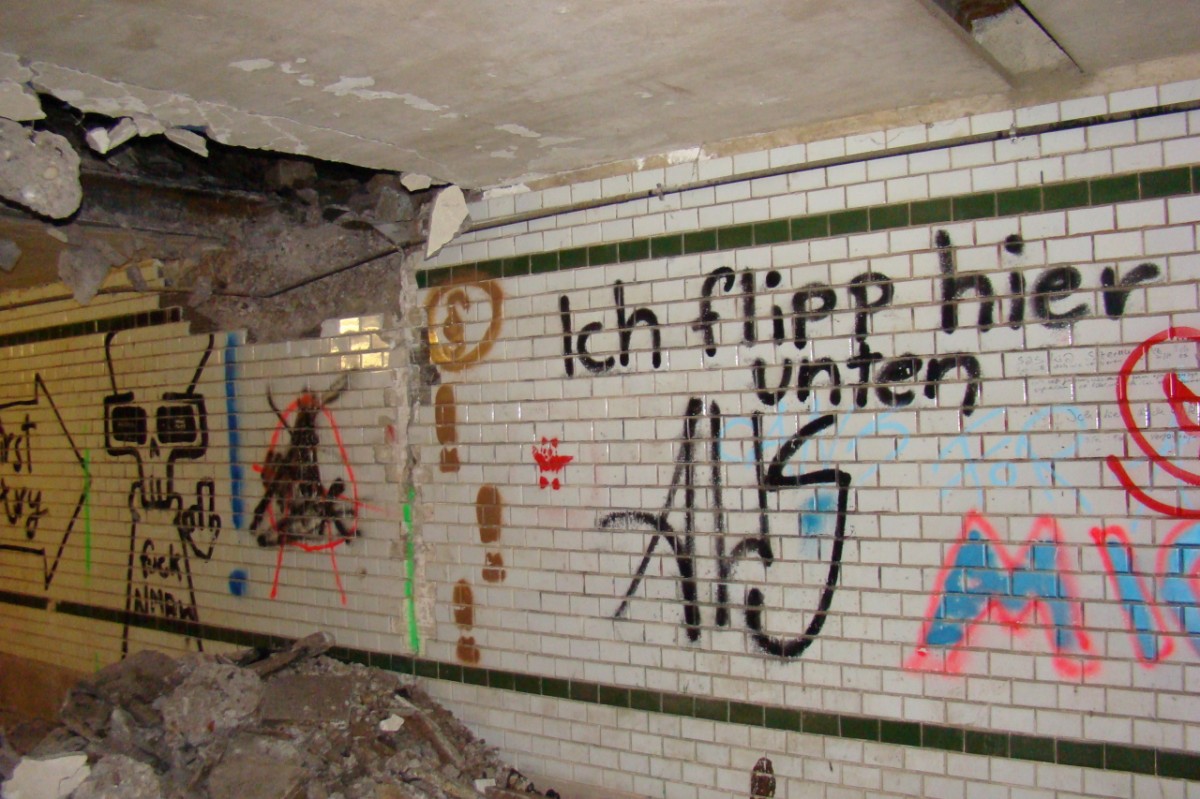 Am 13.10.2015 dokumentierte G�nther G�bel die teilweise Zusch�ttung der Lauchaer Bahnhofsunterf�hrung. Zuk�nftig wird der mittlere Teil nicht mehr begehbar sein.