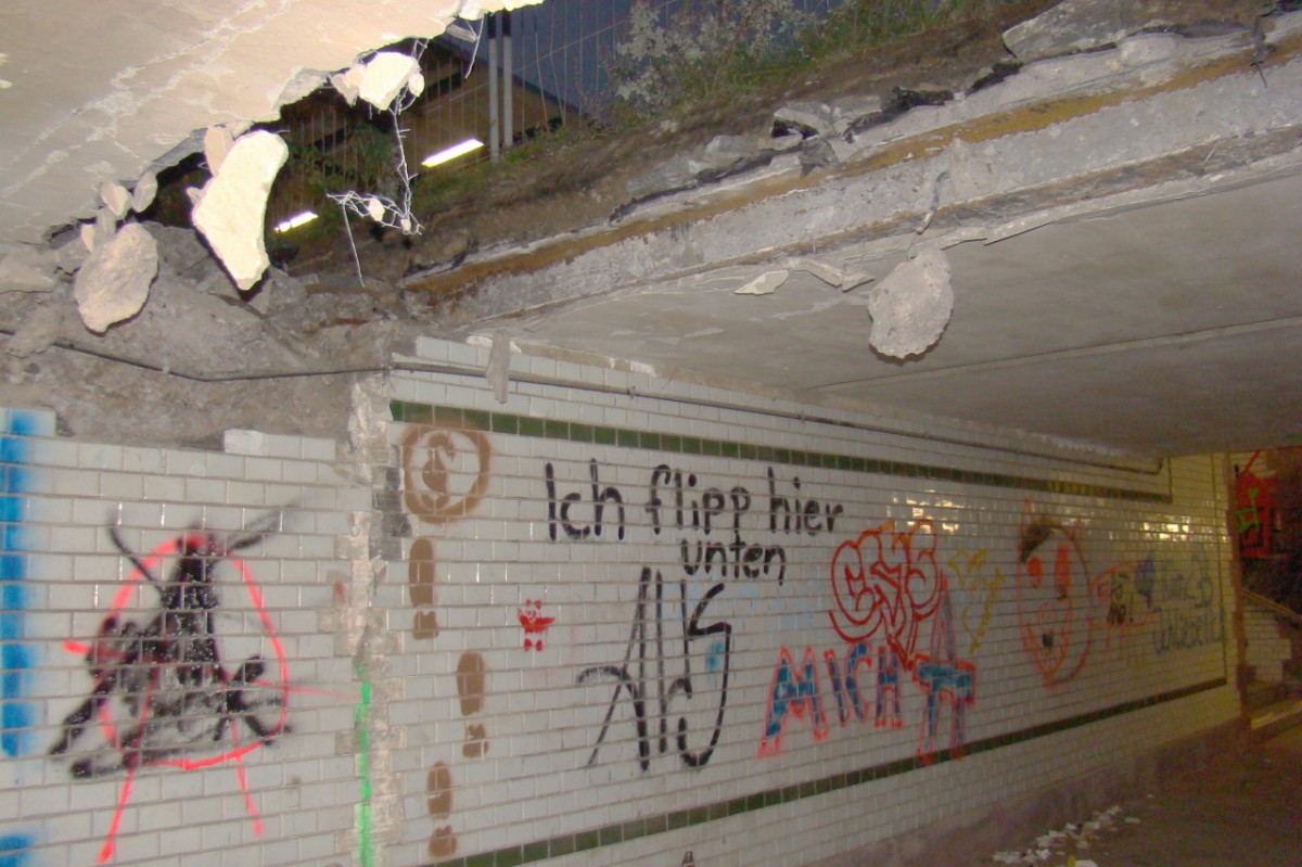 Am 13.10.2015 dokumentierte G�nther G�bel die teilweise Zusch�ttung der Lauchaer Bahnhofsunterf�hrung. Zuk�nftig wird der mittlere Teil nicht mehr begehbar sein.