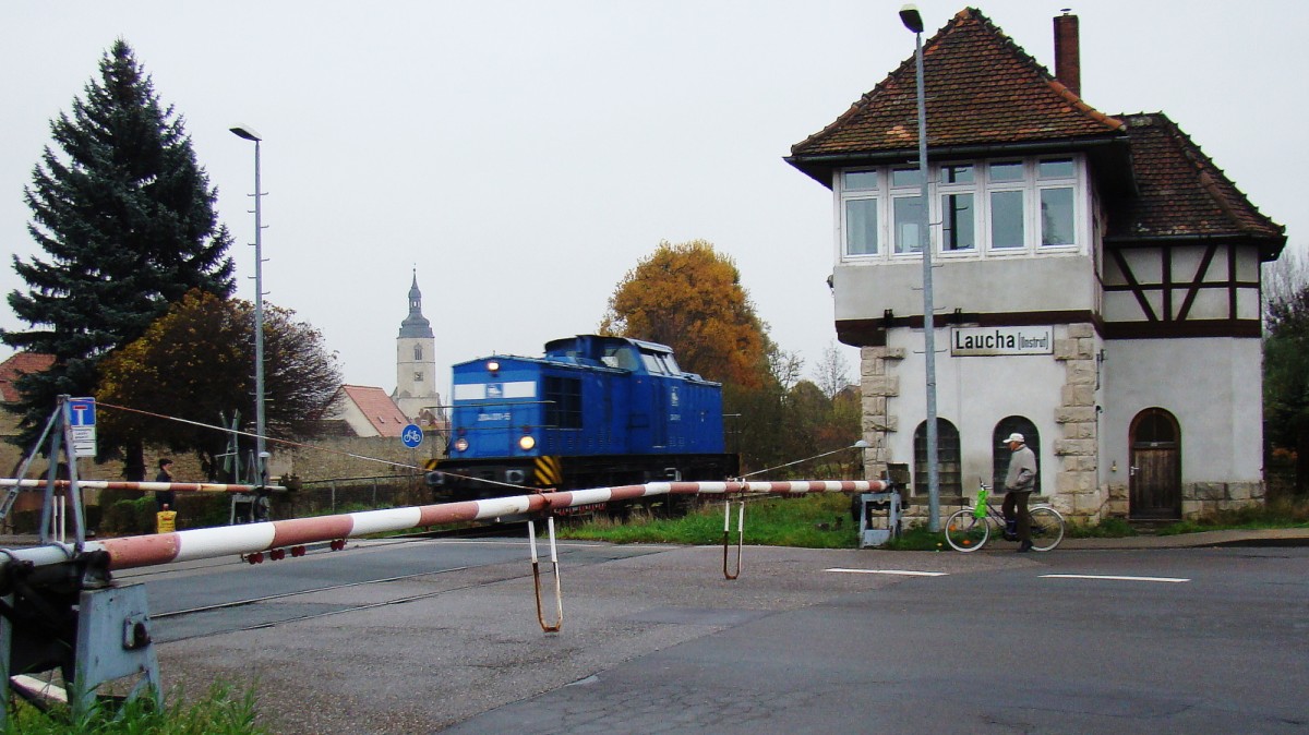 Am 13.11.2014 war die PRESS 204 011-5 nach Karsdorf unterwegs um dort Kesselwagen abzuholen. Hier zu sehen neben dem Stellwerk Lw in Laucha. (Foto: G�nther G�bel)